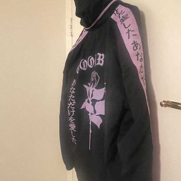 A barely used pullover jacket by Sami Ryan bought at Zumiez - Picture 5 of 6